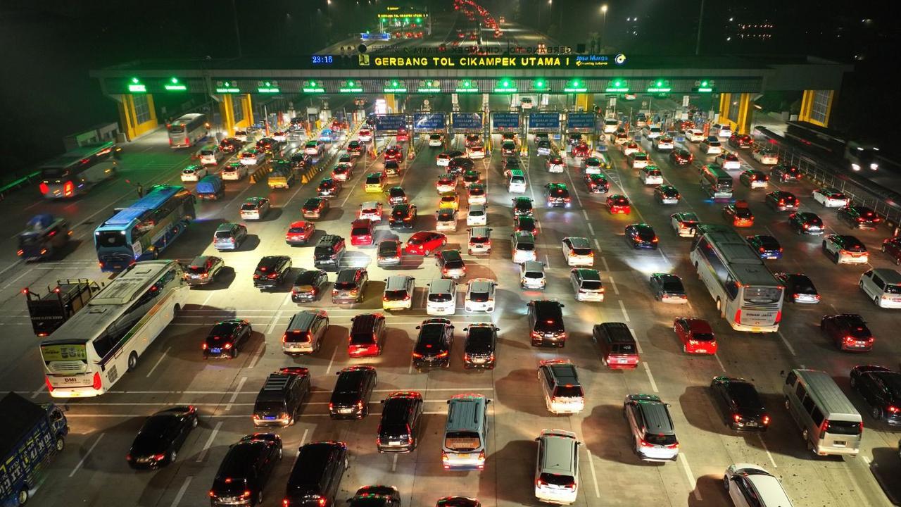 Kendaraan Pemudik Padat Sejak Rabu Malam, Contra Flow Mulai Diberlakukan di Tol Cipali