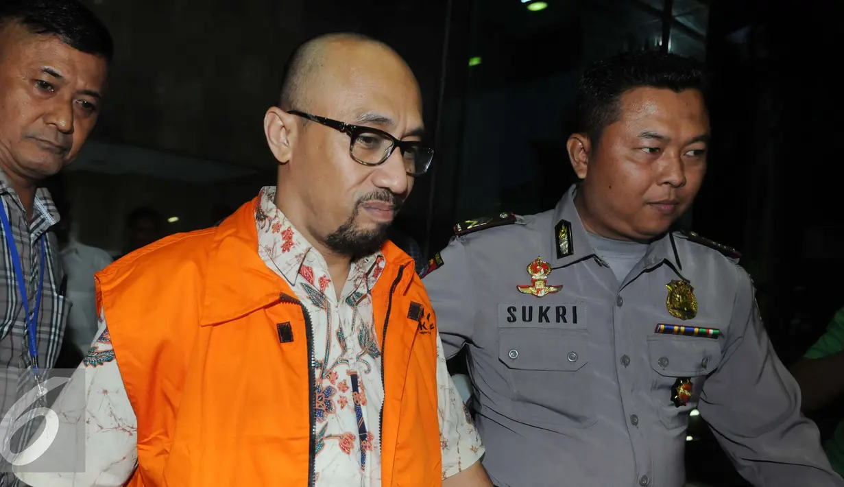 Usai diperiksa KPK, Andi Taufan Tiro dibawa ke Rumah Tahanan Guntur sebagai tersangka terkait kasus dugaan suap proyek jalan dalam anggaran Kementerian PUPR, Jakarta, Selasa (6/9). (Liputan6.com/Helmi Afandi)