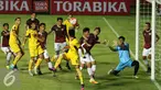Pemain Persegres GU berusaha menahan serangan Mitra Kukar saat turnamen Piala Presiden 2017 di Stadion Maguwoharjo, Sleman, Sabtu (4/2). Laga ini dimenangkan Mitra Kukar dengan skor 1-0. (Liputan6.com/Helmi Fithriansyah)