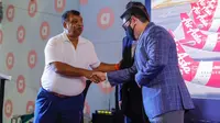 CEO Capital A, Tony Fernandes menyaksikan penandatanganan kerja sama antara AirAsia Super App dengan lebih dari 50 grup hotel ternama di Malaysia, Indonesia, Thailand, dan Filipina. (Foto: Tim Airasia Super App)