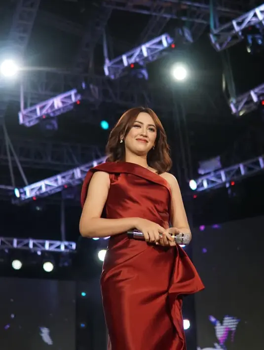 One shoulder dress satin berwarna merah memberi kesan elegan dan dewasa pada Happy Asmara. [Foto: IG/happy_asmara77].