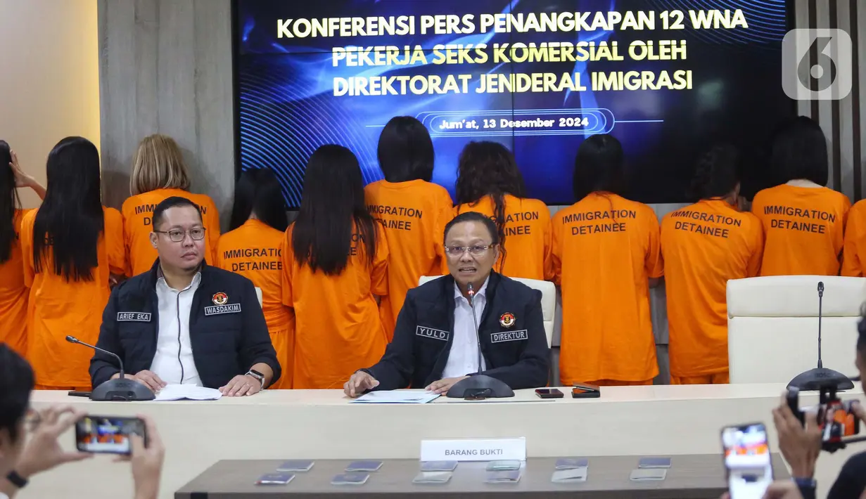Direktur Pengawasan dan Penindakan Keimigrasian (Dirwasdakim) Kombes Pol Yuldi Yusman mengungkap ke-12 WNA tersebut telah bekerja sebagai PSK selama kurang lebih satu bulan. (Liputan6.com/Angga Yuniar)