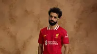 Mohamed Salah berpose dengan jersey terbaru Liverpool musim depan. (Dok. Bola.com/Twitter Liverpool)