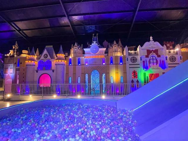 Salah satu wahana di taman bermain indoor Puncak Fantasy Land. (dok. Instagram @puncak.fantasyland/https://www.instagram.com/p/CdKzgnivRmd/?utm_source=ig_web_copy_link&igsh=MzRlODBiNWFlZA==/Rusmia Nely)