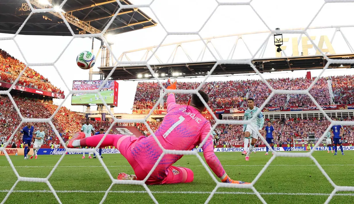Pemain Portugal Cristiano Ronaldo mencetak gol penalti untuk gol pertama timnya selama pertandingan babak 32 besar Piala Dunia FIFA 2026 antara Portugal dan Kroasia di Stadion Toronto, Kamis, (02/07/2026). (AFP/ Getty Images/ oleh Dan Mullan)