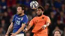 Duel Pemain Italia, Simone Verdi (kiri) dan pemain Belanda, Tonny Vilhena (kanan) pada laga uji coba di Allianz Stadium, Turin, (4/6/2018). Italia dan Belanda bermain imbang 1-1. (AFP/Marco Bertorello)