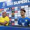 Pemain Persib Bandung, Federico Barba (kanan), dan sang pelatih, Bojan Hodak, dalam sesi konferensi pers, Jumat (26/12/2025), menjelang laga melawan PSM Makassar.  (Bola.com/Erwin Snaz)
