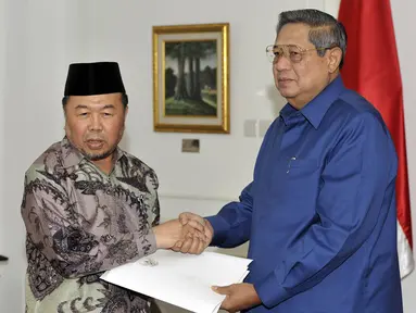 Presiden Susilo Bambang Yudhoyono (kanan) membayar zakat penghasilan dan fitrah anggota keluarganya melalui BAZNAS, (23/7/2014). (ANTARA FOTO/Andika Wahyu)