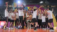 Selebrasi para pemain Jakarta Bhayangkara Presisi merayakan gelar juara PLN Mobile Proliga 2024 setelah mengalahkan Jakarta LavAni Allobank Electric 3-1 (28-30, 25-22, 25-22 dan 25-23) pada laga grand final di Indonesia Arena, Senayan, Jakarta, Minggu (21/7/2024). (Bola.com/Bagaskara Lazuardi)