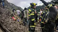 Para penyelamat bekerja di lokasi tanah longsor di sektor El Ruso, Pueblo Rico, di barat laut Bogota, Kolombia, pada 4 Desember 2022. (Colombia's Police National Press Office /AFP)
