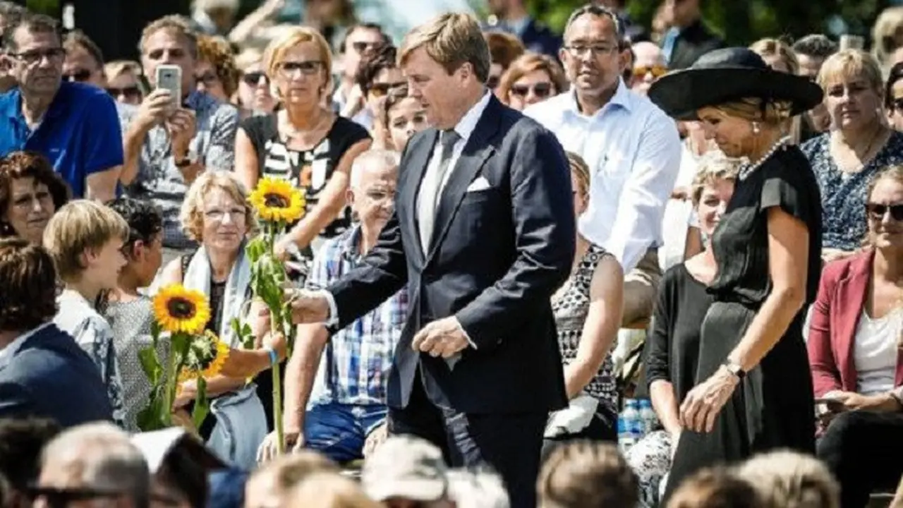 Raja Willem-Alexander dan Ratu Maxima dari Belanda menghadiri seremoni memorial tragedi pesawat Malaysia Airlines MH 17 di Ukraina (AFP)