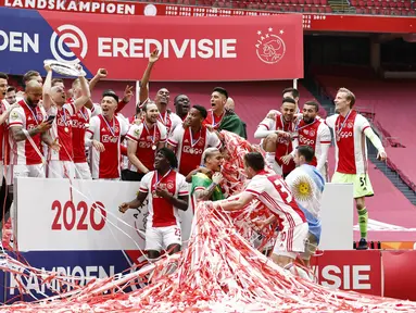 Para pemain Ajax Amsterdam melakukan selebrasi usai memastikan diri meraih gelar juara Liga Belanda usai mencukur Emmen 4-0 dalam laga pekan ke-31 di Stadion Johan Cruijff Arena, Minggu (2/5/2021). (AFP/Maurice Va Steen)