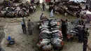 Sejumlah pedagang saat menjual hewan kurban di sebuah pasar di Kabul, Afghanistan, (29/8). Umat Muslim dari seluruh dunia sedang mempersiapkan menyambut Idul Adha 1438 H. (AP Photo / Rahmat Gul)