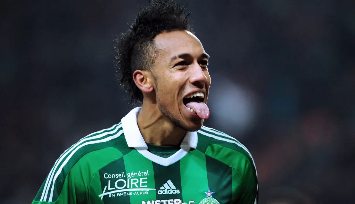 Dua setengah musim memperkuat Saint-Etienne di Liga Prancis sejak tengah musim 2010/2011 hingga akhir musim 2012/2013, Pierre-Emerick Aubameyang mampu mencetak total 41 gol dan 25 assist dari 97 laga di semua ajang kompetisi, termasuk satu kali hattrick yang dibuatnya ke gawang FC Lorient pada laga tunda pekan ke-22 Liga Prancis musim 2011/2012 (22/2/2012) dalam laga yang berkesudahan 4-2 untuk kemenangan Saint-Etienne. (AFP/Philippe Merle)