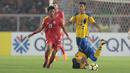 Pemain Persija Jakarta, Sandi Sute menjatuhkan lawannya pemain Tampines Rovers pada laga Piala AFC 2018 di Stadion Utama GBK, Senayan, Jakarta (28/2/2018). Persija menang 4-1. (Bola.com/Nick Hanoatubun)