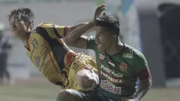 Ekspresi pemain PS TNI, Manahati Lestusen (kanan) saat berebut bola dengan pemain Mitra Kukar pada lanjutan Liga 1 2017 di Stadion Pakansari, Bogor (26/9/2017). PS TNI menang 2-1. (Bola.com/Firdhy Esterina)