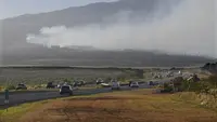 Asap berhembus melintasi lereng gunung berapi Haleakala di Maui, Hawaii, saat api membakar wilayah pedalaman Maui pada Selasa, 8 Agustus 2023. (Matthew Thayer/The Maui News via AP)
