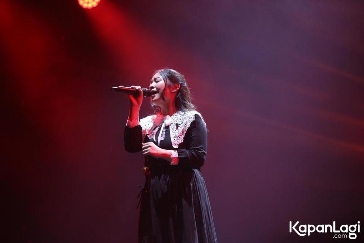 Bernadya Dapat Bunga Dari Penonton KapanLagi Buka Bareng BRI Festival 2025