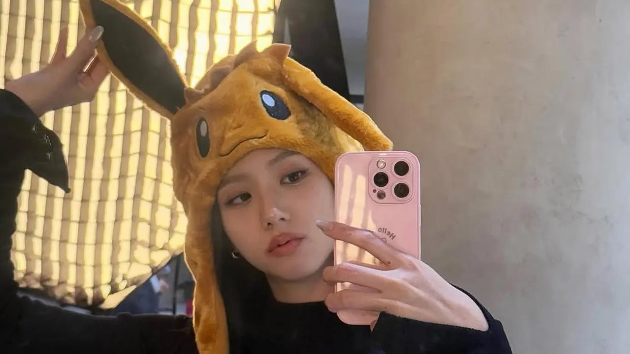 Usai Bag Charm Batik, Jisoo BLACKPINK Tampil Menggemaskan dengan Topi Pikachu & Deretan Boneka Pokémon
