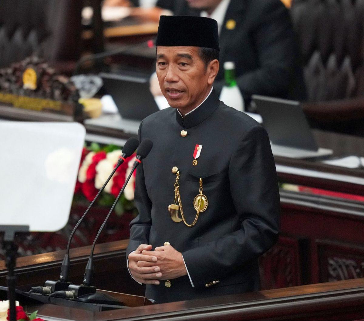 Presiden Joko Widodo atau Jokowi menyampaikan pidato kenegaraan dalam Sidang Tahunan MPR 2024 di Kompleks Parlemen Senayan, Jakarta, Jumat (16/8/2024). Dalam pidatonya, Jokowi menyinggung transisi kepemimpinan yang akan berganti kepada Presiden terpilih P