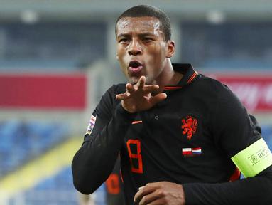 Kapten Belanda, Georginio Wijnaldum, melakukan selebrasi usai mencetak gol ke gawang Polandia pada laga UEFA Nations League di Stadion Silesian, Kamis (19/11/2020). Belanda menang dengan skor 2-1. (AP/Czarek Sokolowski)