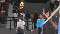 Spiker Noumory Keita dari Jakarta Bhayangkara Presisi mencoba melewati blok pemain Palembang Bank SumselBabel pada pertandingan lanjutan PLN Mobile Proliga 2024&nbsp; di GOR Terpadu A. Yani Pontianak, Jumat, 21 Juni. (foto: Proliga)