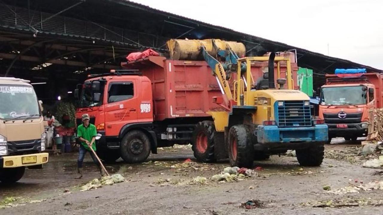 Pemprov DKI Siapkan 40 Truk untuk Percepat Penanganan Sampah Kramat Jati
