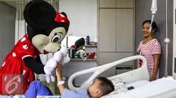 Seorang boneka Minie Mouse menghibur pasien anak di Rumah Sakit Siloam Karawaci, Tangerang, Sabtu (23/7). Kegiatan ini sebagai bentuk apresiasi untuk orang tua yang mempercayakan kesehatan pasien anak kepada rumah sakit. (Liputan6.com/Fery Pradolo) 