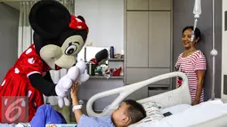 Seorang boneka Minie Mouse menghibur pasien anak di Rumah Sakit Siloam Karawaci, Tangerang, Sabtu (23/7). Kegiatan ini sebagai bentuk apresiasi untuk orang tua yang mempercayakan kesehatan pasien anak kepada rumah sakit. (Liputan6.com/Fery Pradolo) 