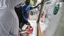 Warga membeli daging yang dijual dalam program Food Truck Daging Goes to Kelurahan di kantor Kelurahan Pisangan Baru, Jakarta, Rabu (17/2/2021).  Layanan Food Truck Daging Goes to Kelurahan guna memudahkan masyarakat membeli daging berkualitas dengan harga kompetitif. (merdeka.com/Iqbal S. Nugroho)