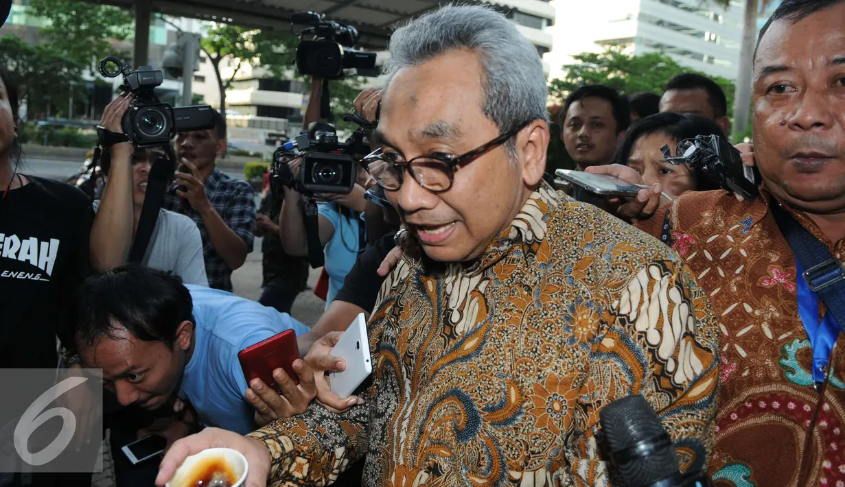 Sekjen Kemen PURP, Taufik Widjoyono usai diperiksa KPK, Jakarta, Jumat, (9/12). Taufik diperiksa sebagai saksi guna melengkapi berkas penyidikan tersangka Komisaris PT Cahaya Mas Perkasa, So Kok Seng alias Aseng. (Liputan6.com/Helmi Afandi)