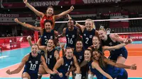 Para pemain Amerika Serikat merayakan kemenangan atas Serbia pada semifinal bola voli  Olimpiade Tokyo 2020 di Ariake Arena, Tokyo, Jepang, Jumat, 6 Agustus 2021. (Yuri Cortez / AFP)