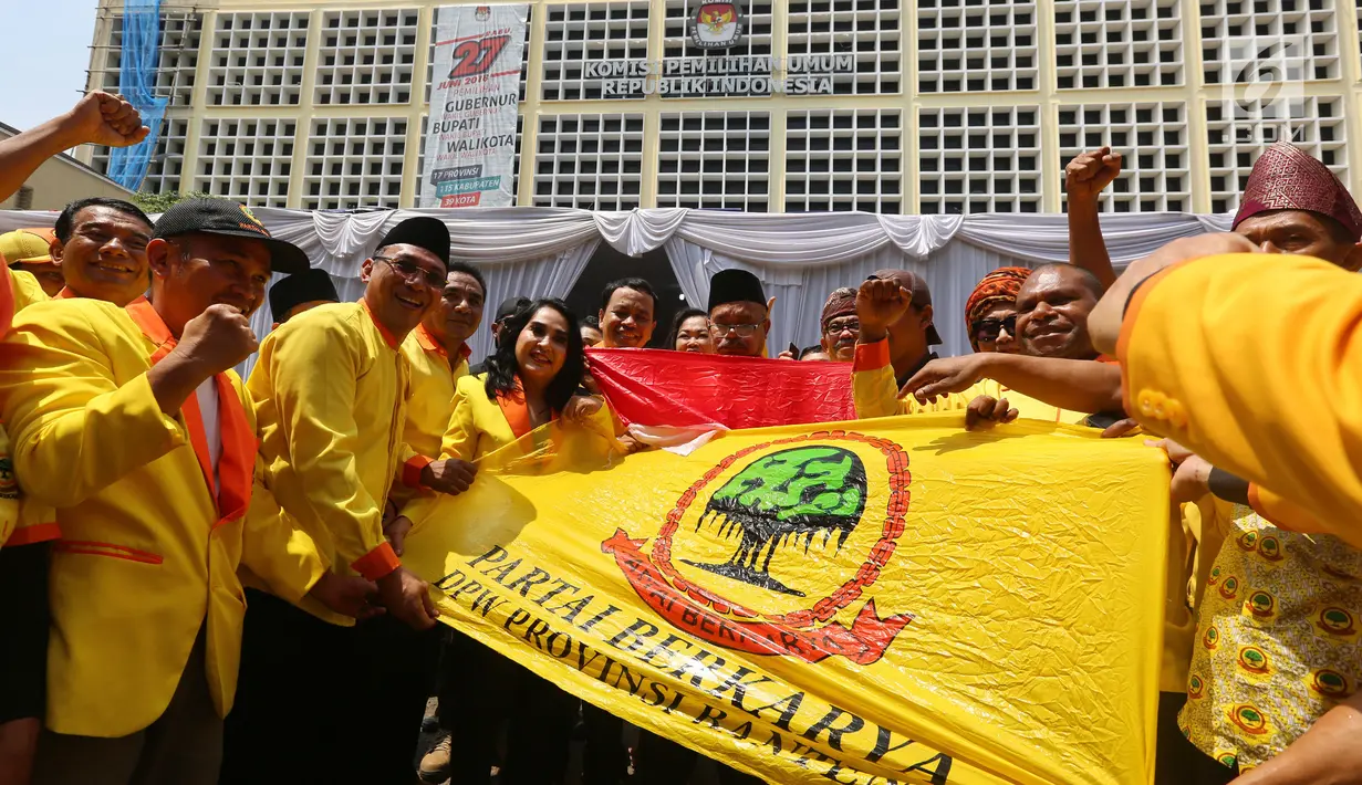Ketua Umum Partai Berkarya Neneng A Tutty bersama sejumlah fungsionaris partai membentangkan bendera Partai Berkarya seusai menyerahkan pendaftaran sebagai peserta Pemilu 2019 ke KPU Pusat, Jakarta, Jumat (13/10). (Liputan6.com/Johan Tallo)