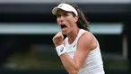 Petenis Inggris, Johanna Konta bereaksi saat melawan Simona Halep (Rumania) pada perempat final Wimbeldon 2017, Selasa (11/7). Konta menjadi petenis wanita Inggris pertama yang mencapai semifinal Wimbledon sejak Virginia Wade pada 1978.  (GLYN KIRK/AFP)