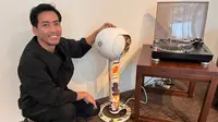 Seniman Emte berpose dengan hasil karya seninya untuk kolaborasi bersama Devialet Indonesia.. (Dok: Liputan6.com/dyah)