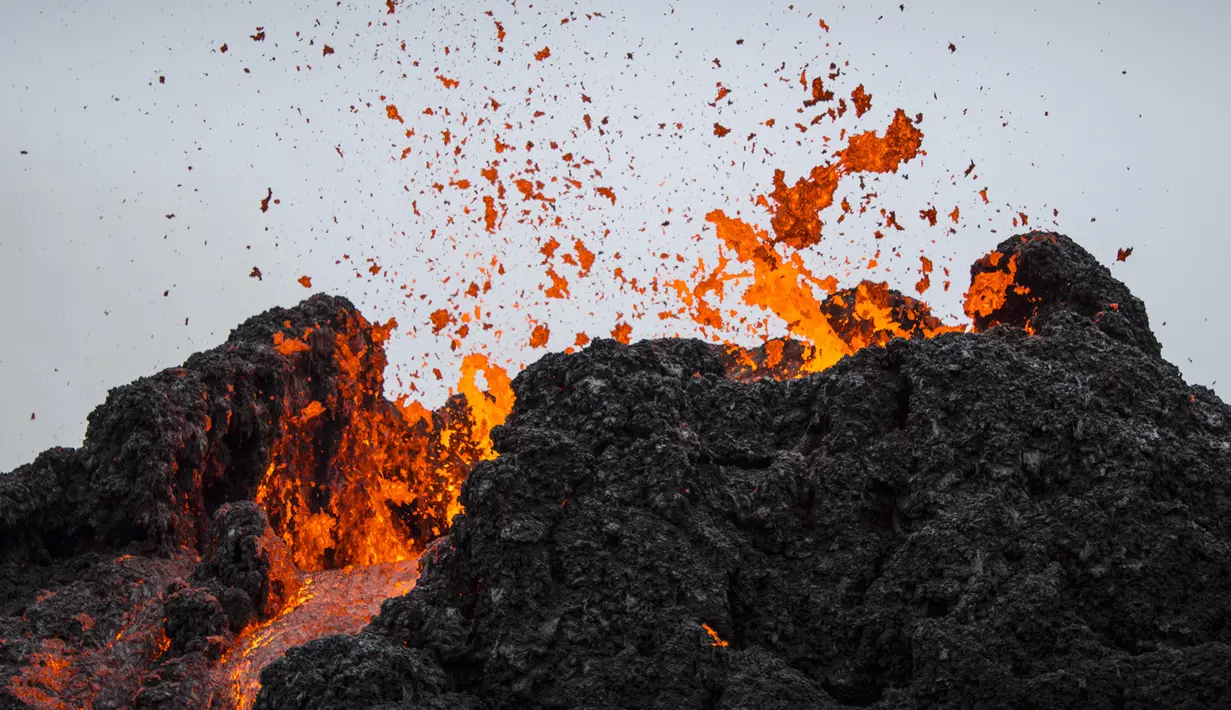 Aliran lava dari letusan gunung berapi di Semenanjung Reykjanes di barat daya Islandia pada Sabtu (20/3/2021). Letusan gunung berapi yang sudah lama tidak aktif mengirimkan aliran lava yang mengalir melintasi lembah kecil di Islandia itu sudah mereda. (AP Photo/Marco Di Marco)