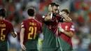 Selebrasi gelandang Timnas Portugal, Bruno Fernandes setelah mencetak gol kedelapan timnya ke gawang Luksemburg pada laga Grup J Kualifikasi Euro 2024 di Estadio Algarve, Selasa (12/9/2023) dini hari WIB. (AP Photo/Joao Matos)