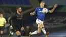 Bek Everton, Lucas Digne (kanan) mengontrol bola di depan bek Manchester City, Kyle Walker dalam laga perempatfinal Piala FA 2020/2021 di Goodison Park, Liverpool, Sabtu (20/3/2021). Everton kalah 0-2 dari Manchester City. (AP/Jon Super/Pool)