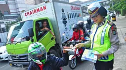 Selain itu juga dibagikan takjil dan salinan surat edaran tentang tata tertib lalu lintas selama Ramadhan dan Lebaran dan himbauan tidak menggunakan sepeda motor untuk mudik, Jakarta, Jumat (18/07/2014)(Liputan6.com/Faizal Fanani)