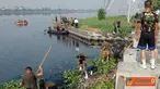 Citizen6, Surabaya: Dalam pembersihan tersebut personil kedua belah pihak menggunakan enam buah perahu karet, empat dari DKP dan dua dari Kobangdikal. (Pengirim: Penkobangdikal)

