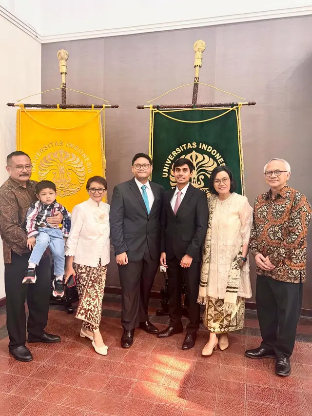 Anak sama-sama lulus dokter spesialis UI, momen kompak Sri Mulyani dan Retno Marsudi saat anak wisuda
