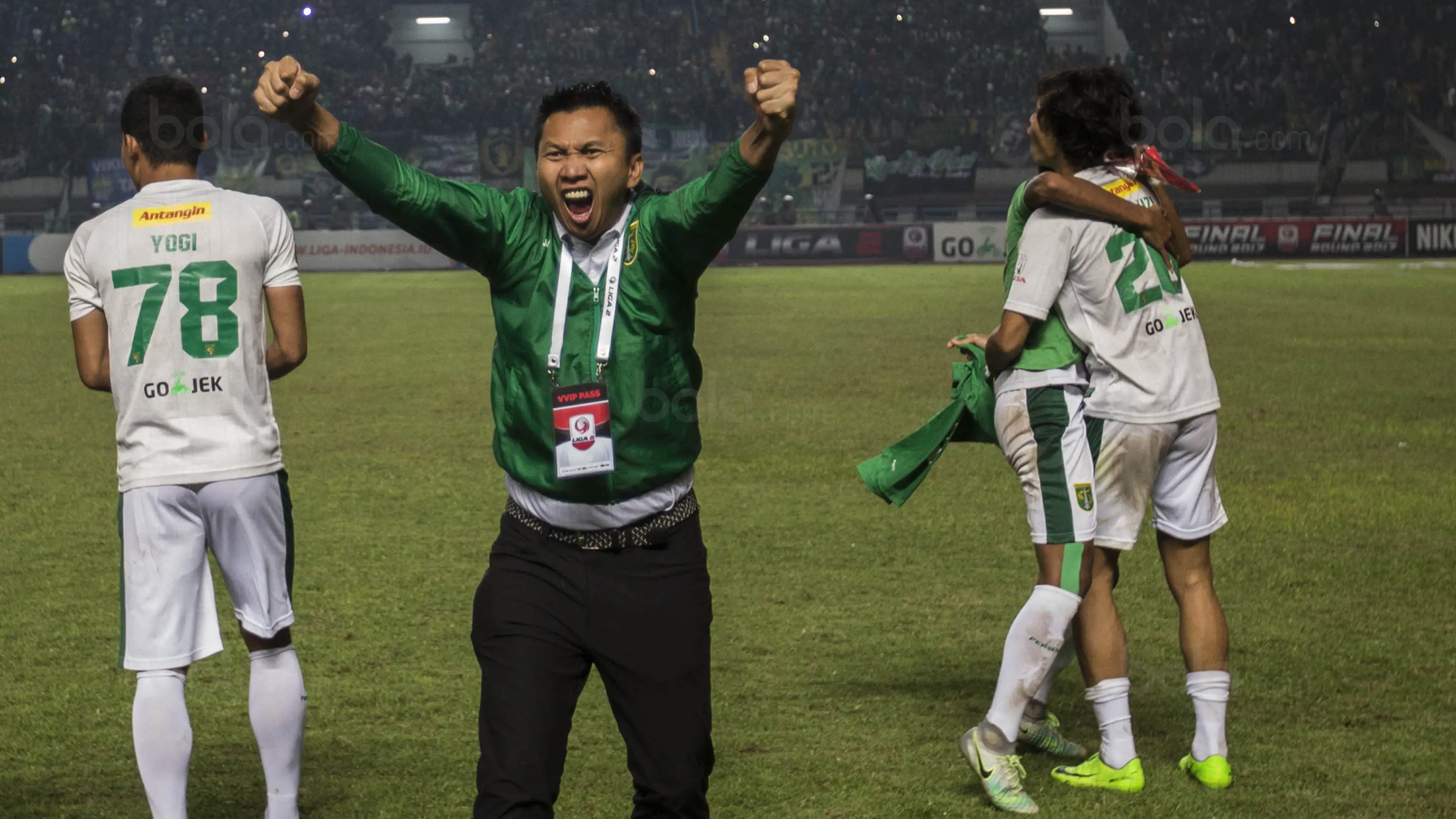 Presiden Persebaya, Azrul Ananda, merayakan keberhasilan klubnya meraih gelar juara Liga 2 usai mengalahkan PSMS pada laga final di Stadion GBLA, Bandung, Selasa (28/11/2017). Persebaya menang 3-2 atas PSMS. (Bola.com/Vitalis Yogi Trisna)