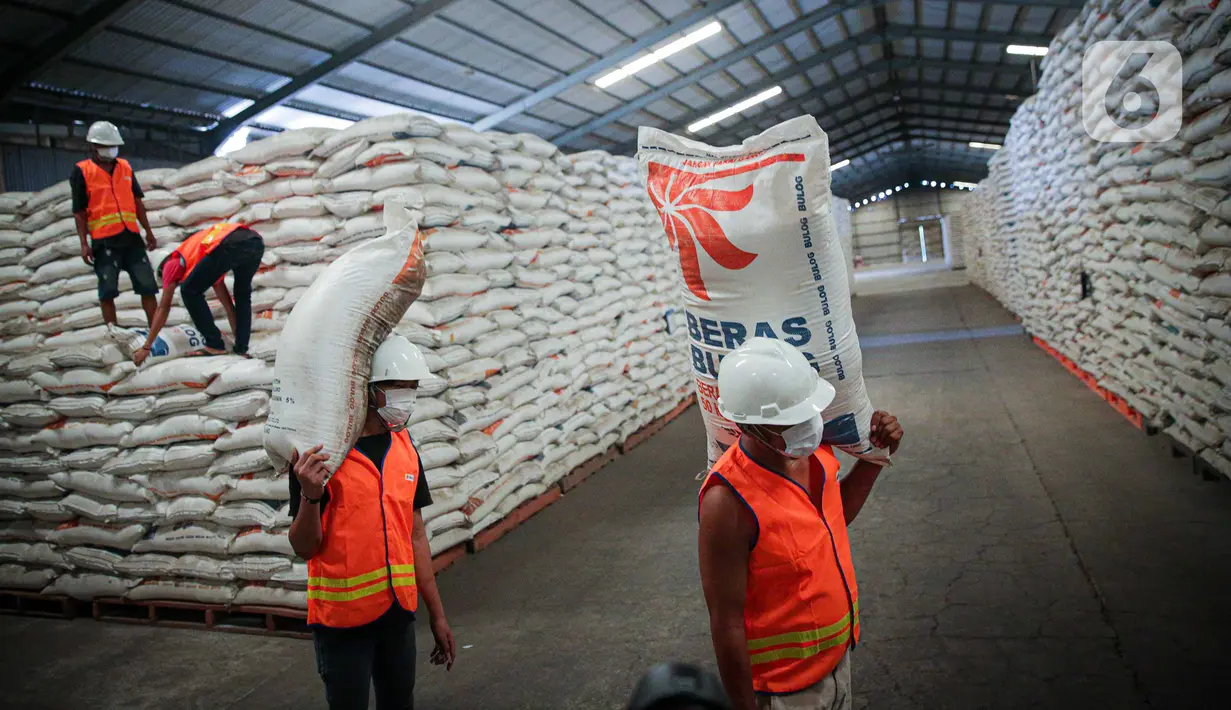 Aktivitas bongkar muat gudang beras milik Perum Bulog di kawasan Pulo Mas, Jakarta, Kamis (26/11/2020). Kementan kembali memastikan bahwa meski tengah dilanda pandemi Covid-19 pasokan beras hingga akhir tahun masih ada stok beras sebanyak 7,1 juta ton. (Liputan6.com/Faizal Fanani)