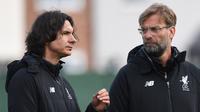 Pelatih Liverpool, Jurgen Klopp (kanan) berdiskusi dengan asisten pelatih, Zeljko Buvac saat sesi latihan di Melwood Training Ground, Liverpool, (3/4/2018). Liverpool akan menjamu Manchester City pada leg pertama Liga Champions. (AFP/Paul Ellis)