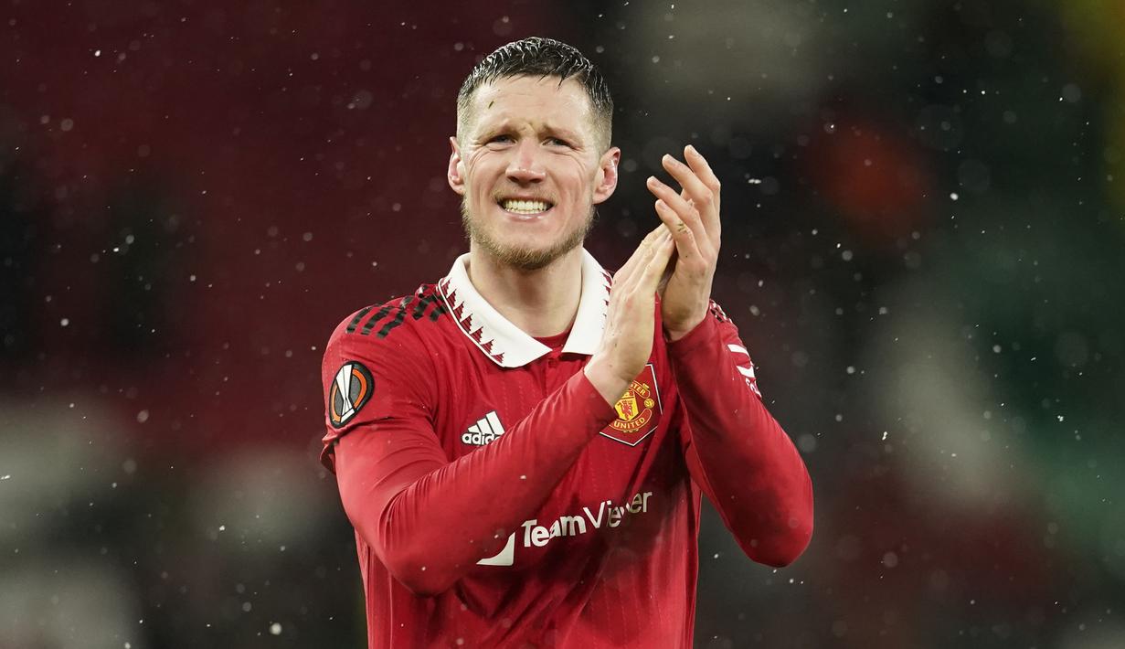 <p>Pemain Manchester United, Wout Weghorst merayakan kemenangan timnya atas Real Betis saat laga leg pertama Liga Europa 2022/2023 yang berlangsung di Old Trafford, Manchester, Jumat (10/03/2023) dini hari WIB. MU menang dengan skor 4-1. (AP Photo/Dave Thompson)</p>