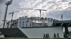 Aktivitas pekerja saat menyelesaikan proyek pembangunan Jakarta International Stadium (JIS) di Papanggo, Jakarta Utara, Selasa (2/9/2021). PT Jakpro mencatat realisasi pembangunan stadion yang diproyeksikan berkapasitas 82.000 penonton itu telah mencapai 71 persen. (merdeka.com/Iqbal S. Nugroho)