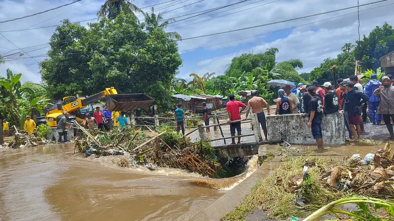 Sampah bambu menyumbat saluran air di jembatan Kali Sobo Banyuwangi. (Istimewa)