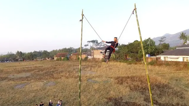 Atraksi berbahaya dilakoni pemain lais, seniman tradisional asal Garut. Mereka bertaruh nyawa di atas tali di ketinggian belasan meter.