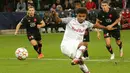 Karim Adeyemi. Striker Jerman berusia 20 tahun ini baru saja didatangkan Borussia Dortmund dari RB Salzburg dengan nilai transfer 30 juta euro atau setara Rp574 miliar dengan durasi kontrak hingga Juni 2027. Ia diplot untuk menjadi suksesor Erling Haaland yang hijrah ke Manhcester City. Selama 3 musim berseragam RB Salzburg, ia total tampil dalam 91 laga di semua ajang dengan torehan 33 gol dan 21 assist. (AFP/APA/Krugfoto)