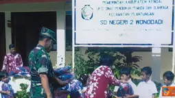 Citizen6, Wonodadi: Selain memberikan bantuan alat belajar, Kodim juga membantu rehab sekolah di SD Tirto Kecamatan Plantungan. (Pengirim: Aryo Widiyanto)